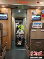 志愿者与列车乘务员接力服务，两位旅客顺利上车 邓智云 摄 - 西安网