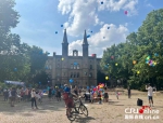 德国柏林民众放飞气球抗议北约军演 呼吁和平解决冲突_fororder_活动现场 - 西安网