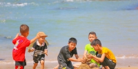 孩子们在海滩游玩。人民网 牛良玉摄 - 西安网