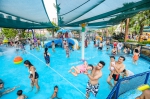 重庆欢乐谷主题乐园水上游乐项目深受游客追捧。受访者供图 - 西安网