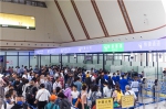 7月22日，乘坐中老铁路国际旅客列车的旅客在磨憨边检大厅排队候检。卫海林 摄 - 西安网