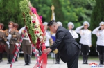 金正恩拜谒中国人民志愿军烈士陵园 向毛岸英之墓献花 - 西安网