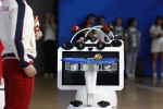 “颁奖礼仪”机器人亮相成都大运会 - 西安网