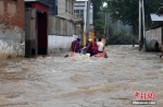 河北涿州东冯村救援：水位回落 村民有序转移 - 西安网
