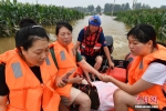 河北涿州东冯村救援：水位回落 村民有序转移 - 西安网