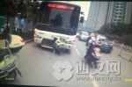 公交车“瘫”路上 科技路高峰时伤不起的一百分钟 - 西安网