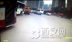 公交车“瘫”路上 科技路高峰时伤不起的一百分钟 - 西安网