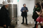 与会人员参观樱桃酒加工厂 - 农业厅