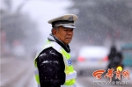 潼关交警雪中执勤被批作秀 丽江法官被停职并道歉 - 中国在线