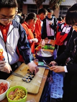 中学生自制盛宴逾百摊位摆满美食 - 三秦网