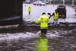 立秋遇暴雨西安18处路段严重积水 近千市政人员抢险 - 三秦网