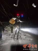 陕北迎来入秋以来首场降雪 铁路部门迅速扫除铁道积雪 - 古汉台