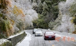 210国道秦岭分水岭下大雪 西安市民不畏降温进山赏雪 - 古汉台