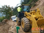 货车被泥石流围困险遭滑坡掩埋 民警1个小时紧急抢险 - 古汉台