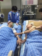 "牵手奶奶"走了 这照片曾让数亿人泪崩 - 西安网