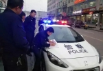 陕西一保时捷后备箱大开装十几沓钱 神木刑警大队执勤民警守半小时 - 古汉台