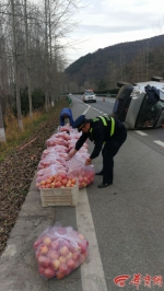 货车高速侧翻苹果散落 铜川高速交警帮车主捡拾苹果 - 古汉台