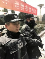 西安巡逻民警风雪中的坚守 - 西安网