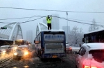 合肥蒙城路桥大雪压电缆挂住公交车 民警爬到车顶托举20多分钟 - 西安网