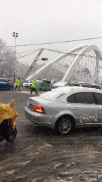 合肥蒙城路桥大雪压电缆挂住公交车 民警爬到车顶托举20多分钟 - 西安网