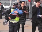 误服成人降糖药 宝宝不省人事 交警抱着娃去急救 - 华商网