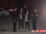 渭南市高新区王贺村村口躺着一醉酒男子 民警前来救助回家 - 古汉台