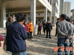 女子爬塔吊索赔！说好了20万拿到钱后改口要50万被行拘 - 西安网