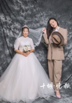 28岁女儿和63岁妈妈的婚纱照 看哭多少人(图) - 西安网