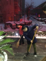 市体育局系统党员干部以雪为令，清扫积雪 - 西安网