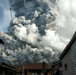 印尼火山喷出冲天浓烟柱 进入“红色警戒”状态 - 西安网