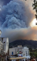 意大利斯特隆博利火山爆发 游客纷纷跳海躲避熔岩 - 西安网