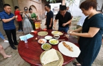 阎良谭家村：食客青睐“山东大饼” - 西安网