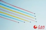 教练机梯队以整齐的彩烟向祖国致敬。刘川 摄 - 西安网