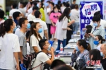 资料图：山西太原线下毕业生专场招聘会上，众多高校毕业生前来求职应聘。 中新社记者 武俊杰 摄 - 陕西新闻