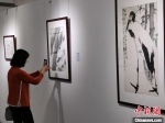 民众参观“纪念长安画派六十周年——晚晴居珍藏名家作品”特展。　党田野　摄 - 西安网