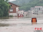 四川达州遭暴雨袭击 救援人员紧急转移被困民众 - 西安网