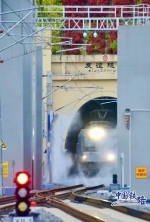 从中老铁路友谊隧道驶出的跨境列车，要做的第一件事是…… - 西安网